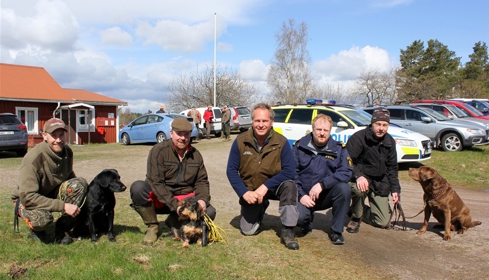 Tävlingsdeltagarna och några av de ansvariga arrangörerna. Fr v Henrik Peterson med Grim, Henrik Schultz med Iriz, Germund Eriksson, länsansvarig jägare, Mats Berg, polis och länsansvarig för Nationella Viltolycksrådet i Kalmar och Kronobergs län samt Anders Randell med Coockie. Foto: Lena Dahlberg