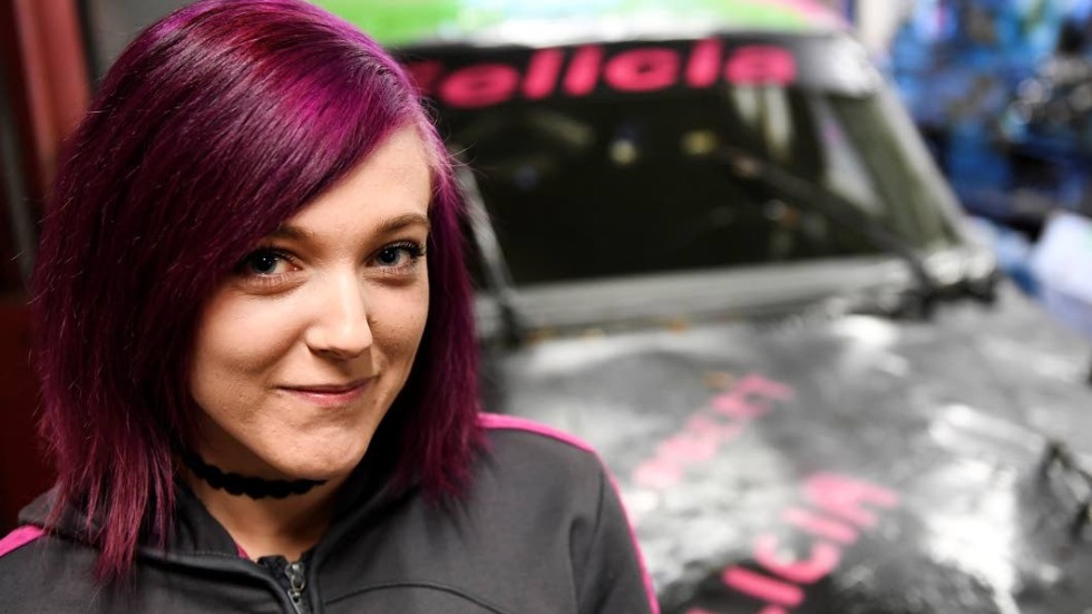 Förare. Felicia Johansson, från motorfamiljen Johansson Fästad, med ”liket” i bakgrunden som egentligen är en bedagad Volvo 245:a.