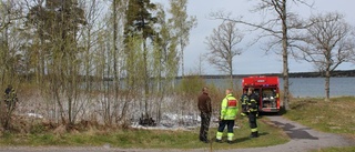 Gräsbrand vid badplats släcktes