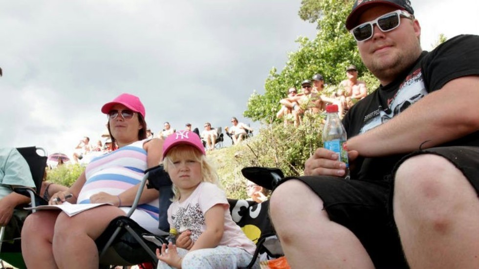 Njuter. Emma Karlsson, Pyrer Klahr och Emil Klahr är trogna besökare till folkracefestivalen.