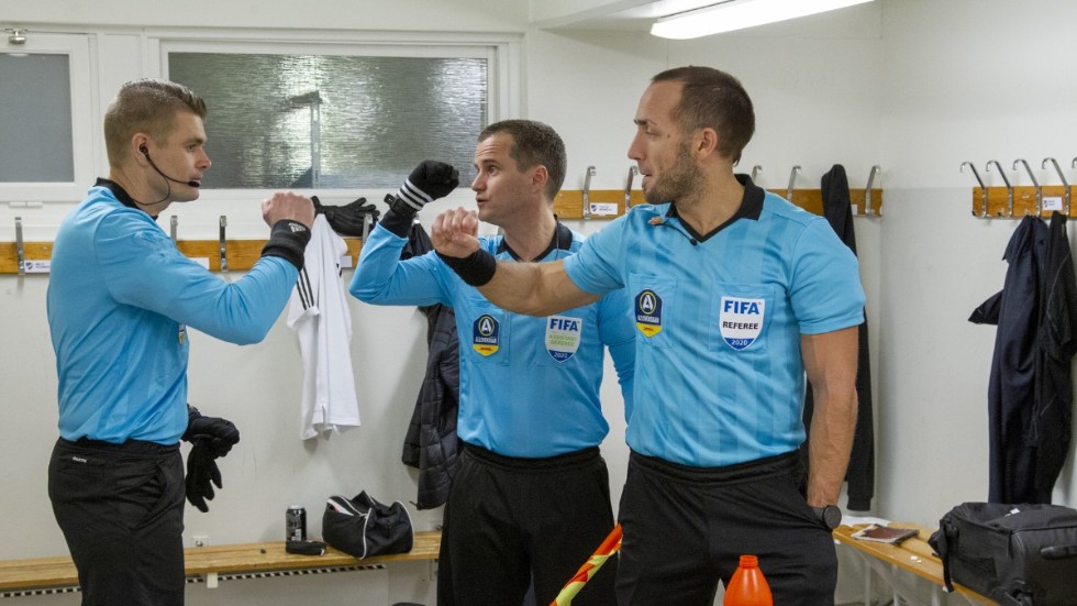 Tobias Wärn har gjort många matcher i allsvenskan ihop med Daniel Gustavsson och Kaspar Sjöberg. Den sista är nu spelad, nu är domarkarriären över för Tobias.