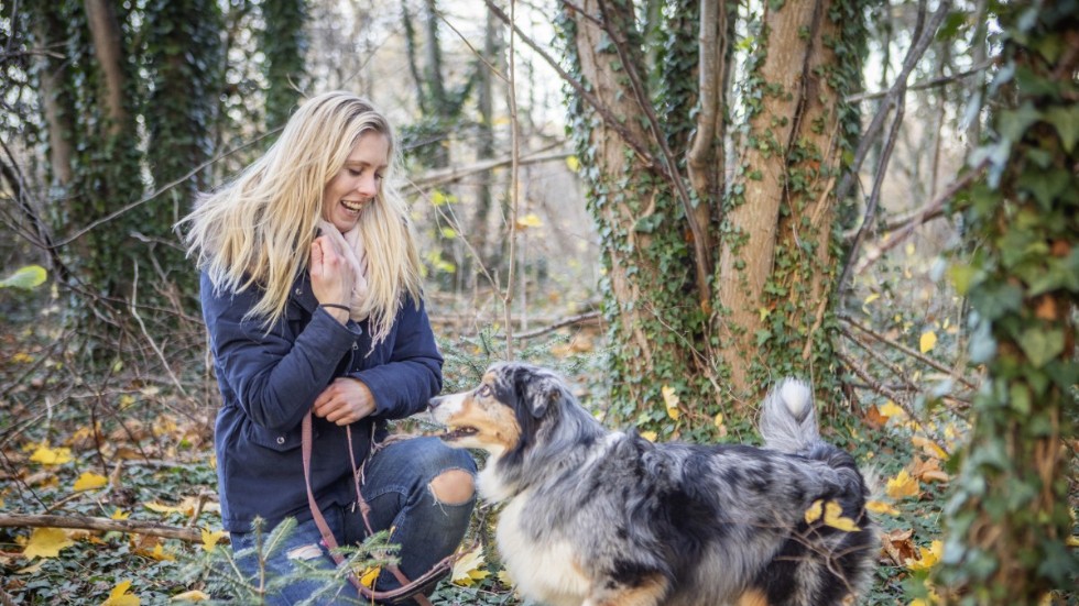 Carita Thorén och Heia, en nioårig australisk shepherd. Hon är en kompis som varit bra att ha under hennes svartaste år efter att elitkarriären tagit slut.