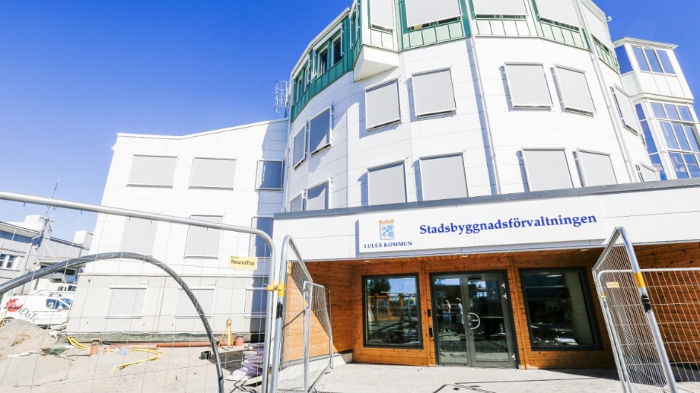 Chefen för avdelning miljö och bygg på stadsbyggnadsförvaltningen, Patrik Wallgren, utreds nu för tjänstefel. 
