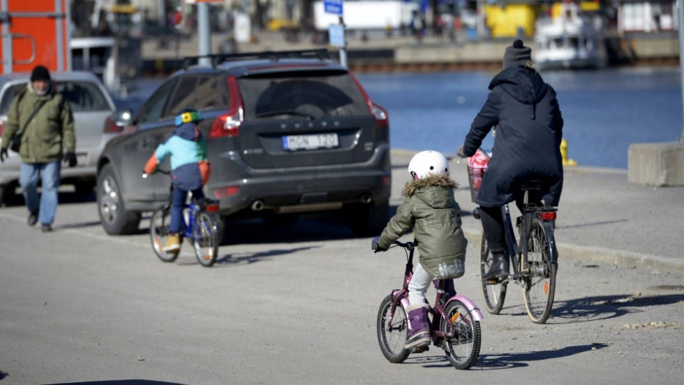 En mamma och hennes två barn stod utan cyklar när de skulle cykla till skolan.