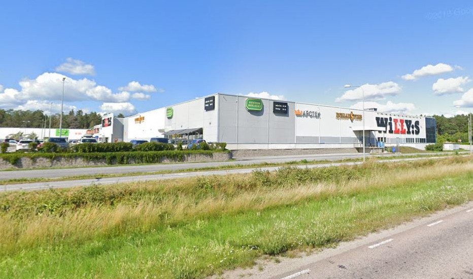 Fastighetsbolaget Arwidsro har köpt fastigheten i Stenhagen där Systembolaget och Willys är hyresgäster.