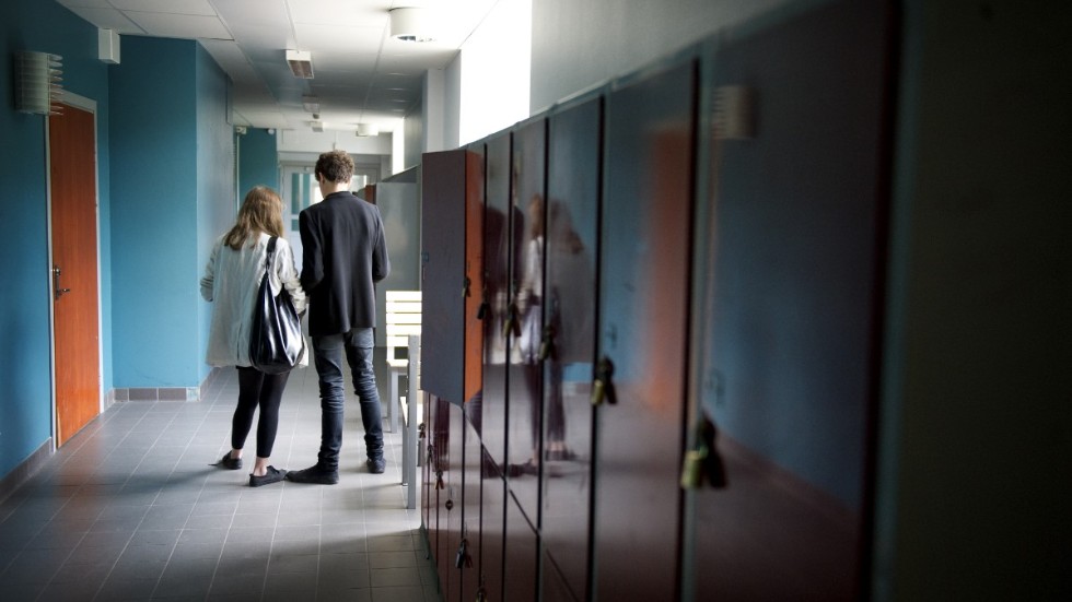 I väntan på att en elev skulle få tillbaka ett coronaprovsvar befann sig en elev i skolan under två dagar. När provresultatet kom tillbaka skulle det visa sig att eleven var positiv för covid-19.