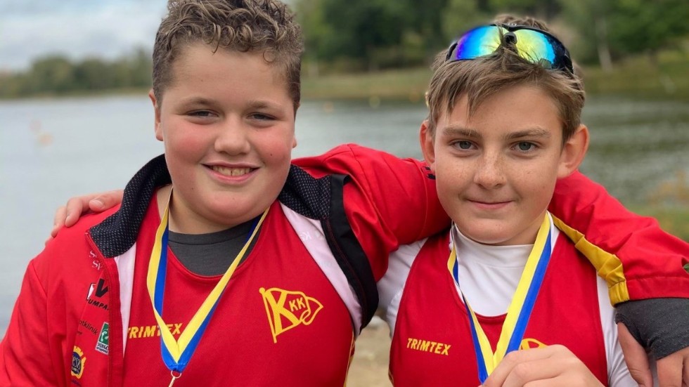 Rocky Månberg och Dmitrij Tinins paddlade hem medaljer i klassiska Tolvenregattan i Hofors.