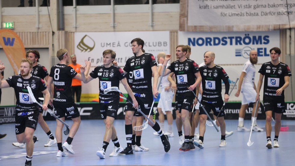 Dalenjubel i Umeå Energi Arena. När Storvreta förlorade för första gången den här säsongen blev det med rejäl siffror – 8–2 till hemmalaget.