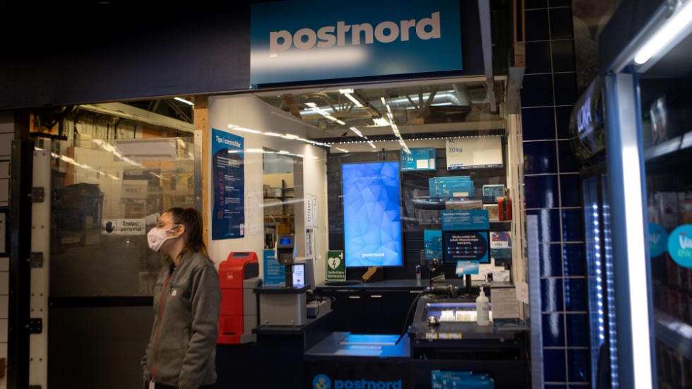 Butikspersonalen följde postens regler och lämnade inte ut det rekommenderade brevet till kvinnan. Följer man inte reglerna kan man bli av med tillståndet att lämna ut paket.