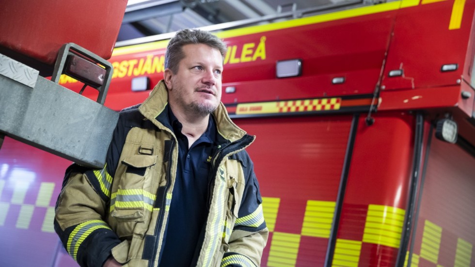 Han är tillbaka i arbetskläderna nu, men på halvtid och med en betydligt svagare kropp än innan covid. "Det är oerhört frustrerande att inte kunna göra det jag vill, säger Kent Östling som är osäker på om han någonsin kommer kunna jobba fullt ut som brandman igen".