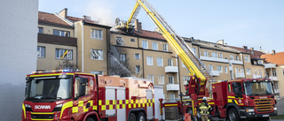 Sju till sjukhus efter brand i flerfamiljshus