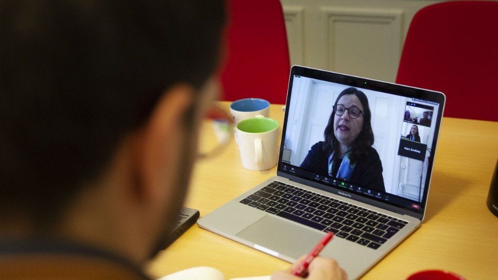 "En rektor måste känna samhällets stöd och inte behöva vara orolig för konsekvenser för egen del", säger utbildningsministern Anna Ekström (S).