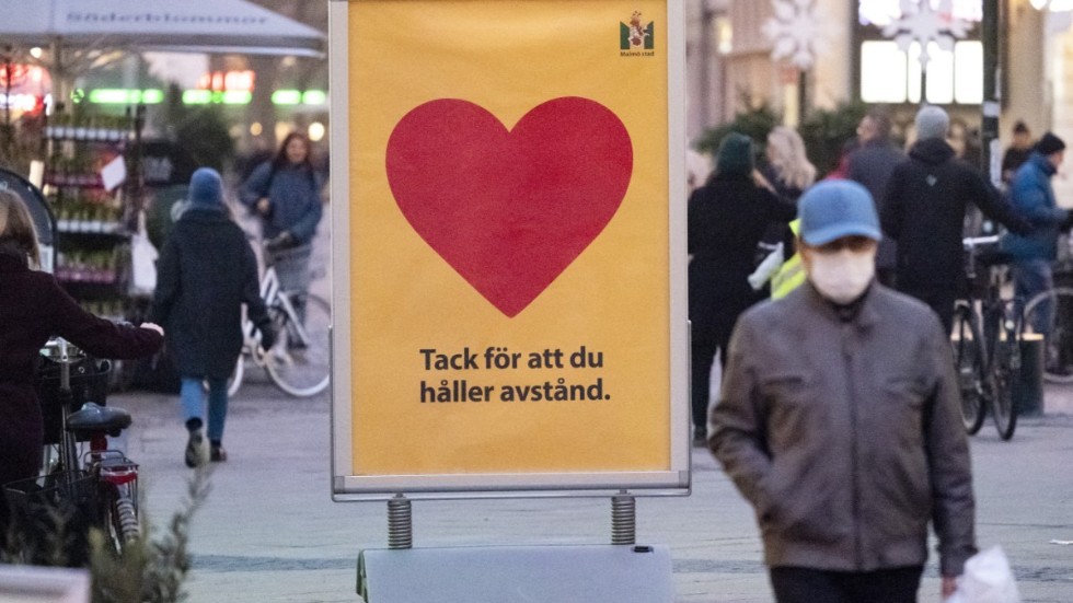 En skylt med texten - Tack för att du håller avstånd - på gågatan Södra Förstadsgatan i Malmö. Arkivbild.