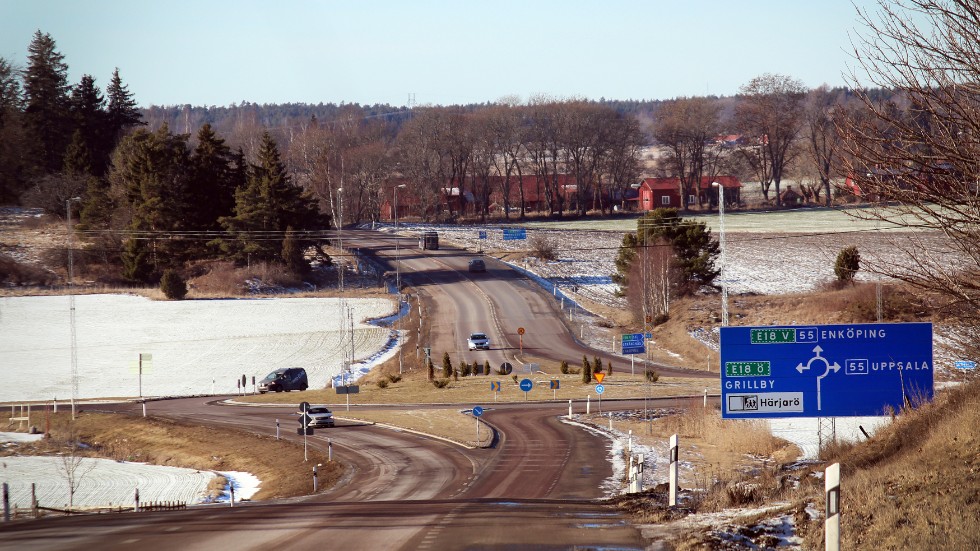 Området längs väg 55, som ska byggas om till mötesfri landsväg, är rikt på fornlämningar och hur det kommer att påverka ombyggnaden är ännu oklart. På trafikverkets hemsida kan man nu läsa Upplandsmuseets arkeologiska rapport.