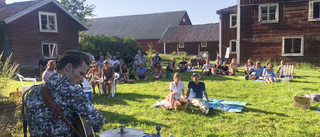 De bjöd på musikalisk fest hemma i trädgården