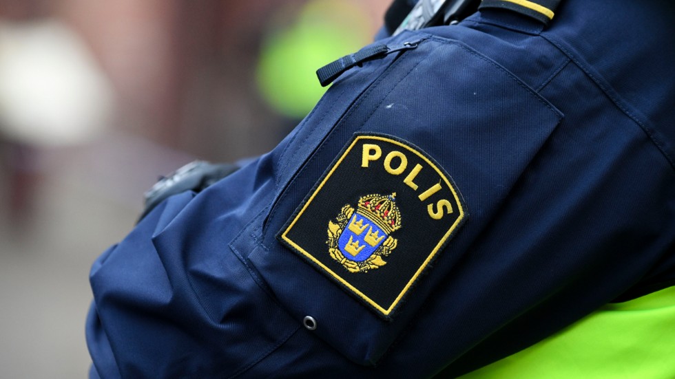 Strax efter klockan 18 på onsdagskvällen kontrollerade en polispatrull en man i parken vid busstationen i Visby. Han är nu misstänkt för ringa narkotikabrott och brott mot knivlagen.