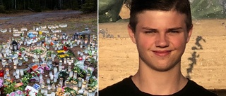 I år skulle han ha tagit studenten – nu har mördade Carl fått en minnesbänk