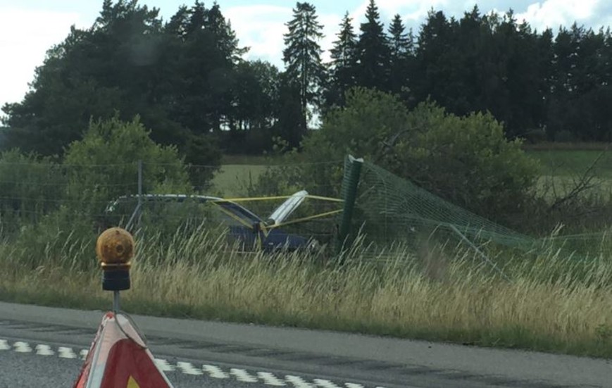 En bil körde in i mitträcket på E4:an söder om Herrbeta. 