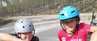 Robin och Theo cyklade tio mil till stugan