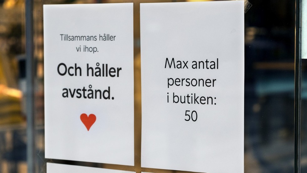 Skylt i butik påminner besökarna om vad som gäller. Arkivbild.