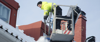 Snöskottning på hög höjd i Trosa centrum