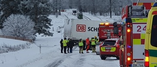 Väg stängdes av efter olycka med lastbil