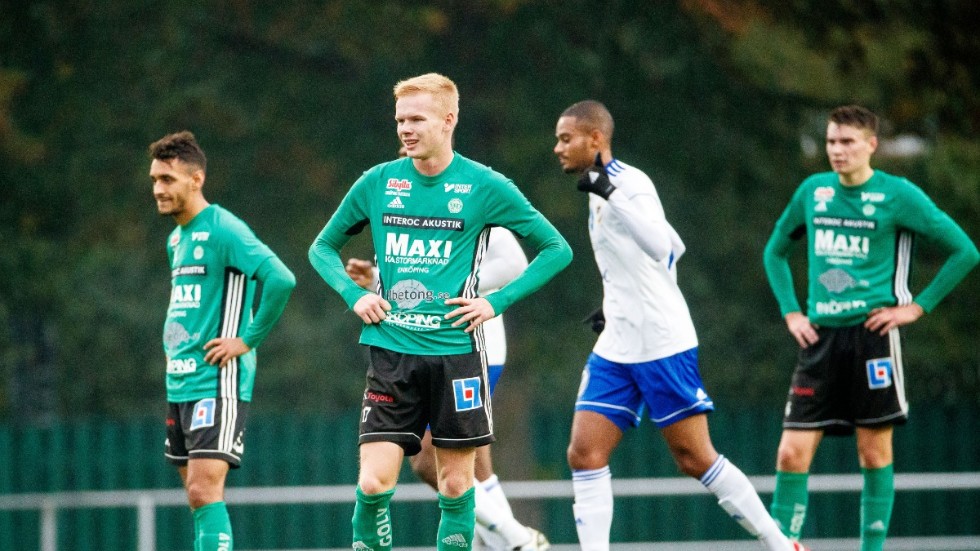 Här en bild från förlusten mot Stocksund i höstas. Förlusten mot Kvarnsveden på lördagen kändes säkert lika tung. Andreas Larsson i mitten fick förtroendet att vara lagkapten, medan Mohammed Ibrahim till vänster fortfarande är skadad, och Joel Bernhardsson till höger på bilden är avstängd efter utvisningen i den förra omgången.