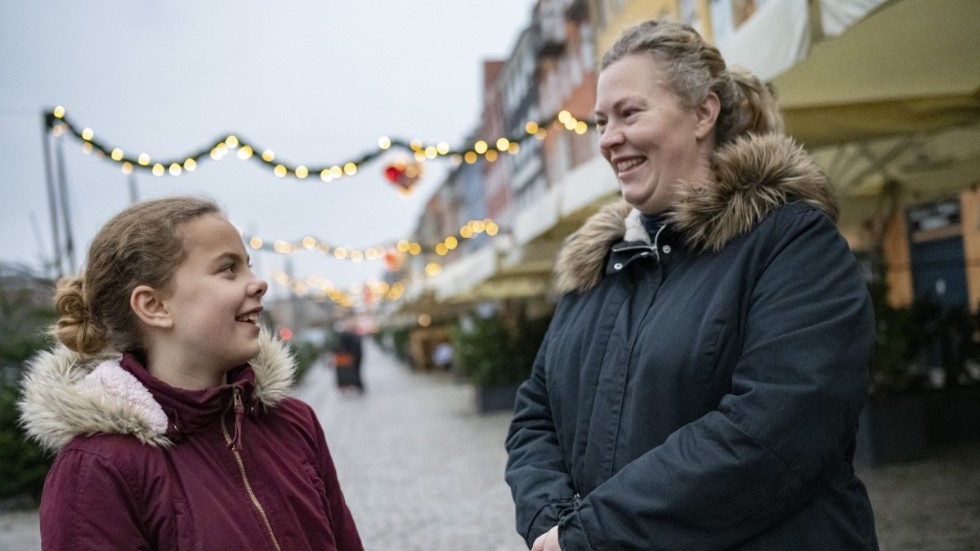 Julie Thestrup har åkt ner till Köpenhamn från Vedbæk med dottern Isabelle för att julhandla. Ett öde Nyhavn mötte mor och dotter, men när de begav sig till gågatan Strøget var butikerna öppna som vanligt.