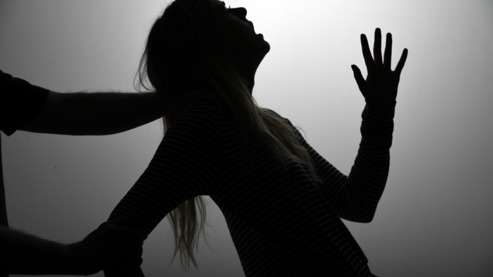 Mannen döms för otaliga våldsbrott, bland annat mot sin sambo när familjen bodde i Vingåker. 