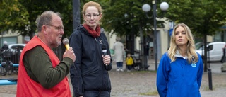 Bränslepriserna i fokus på torget i Motala: "Det mesta gick direkt till handlarnas fickor"