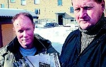 Hallå där, Lars Beckman, lokal ordförande för socialdemokraterna och Mikael Jonsson, ordförande för LO i ValdemarsvikVad gör ni  
utanför  
ICA-butiken?