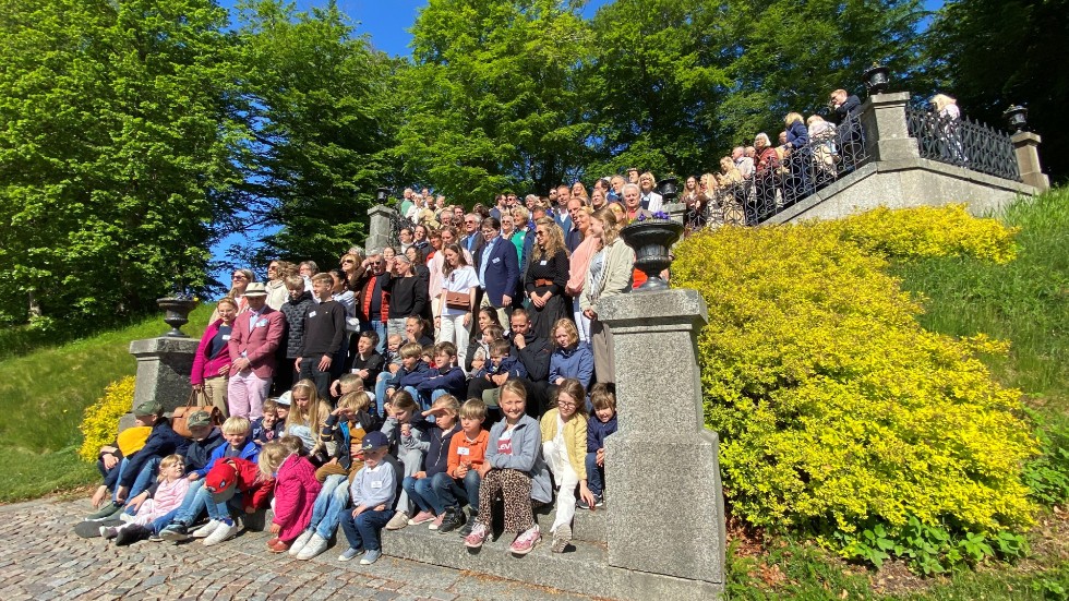 Drygt 150 personer trängde ihop sig på trappan nedanför gravplatsen för gruppbild. 