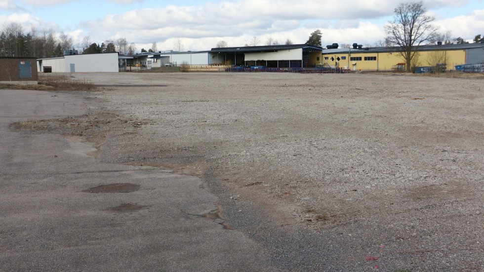 Där gamla Stoppmöbler låg finns nu en stor grusplan. Den får nu okej från miljö/bygg. Markproverna visar inte några stora föroreningar.