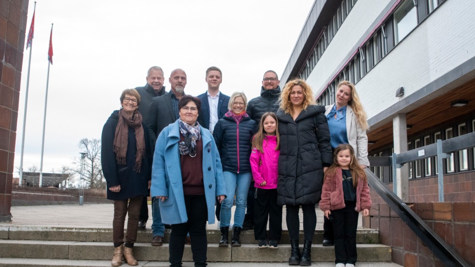 Kristdemokraterna i Finspång laddar för ett lyckat kommunval. Från vänster: Edite Järpehag, Ove Järpehag, Stefan Ackeryd, Christoffer Ackeryd, Nicklas Carlsson, Katarina Jovanovic, Kristin Andersson, Marie Johansson och Åsa Kemmer. På bilden syns också Katarina Jovanovics barn Aura och Luna. 