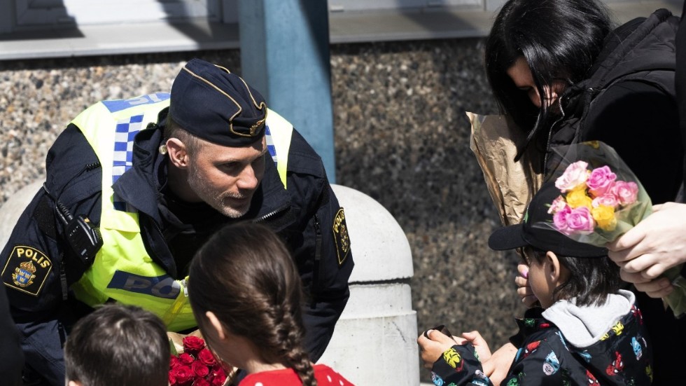 Polisen fick blommor och hyllningar efter sin insats under oroligheterna  i Navestad.