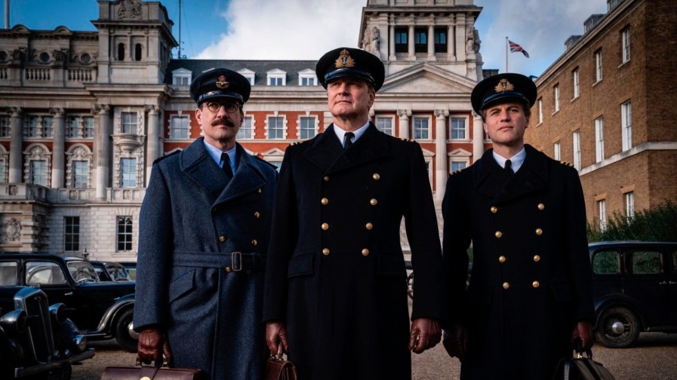 James Bond-författaren Ian Fleming (Johnny Flynn) dyker upp som ung spion i ”Operation Mincemeat”. I centrum för berättelsen står underrättelseofficeren Ewen Montagu (Colin Firth) och hans underhuggare Charles Cholmondeley (Matthew Macfayden). Pressbild.