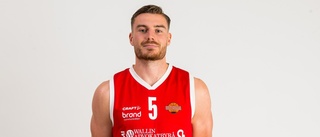 Han blir första spelaren i Uppsala Baskets SBL-trupp • "Väldigt roligt att vara med när laget tar steget upp"