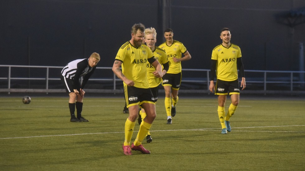 Rickard Thuresson jublar efter att ha gjort 3-0 och satt spiken i kistan för VIF mot Höreda.
