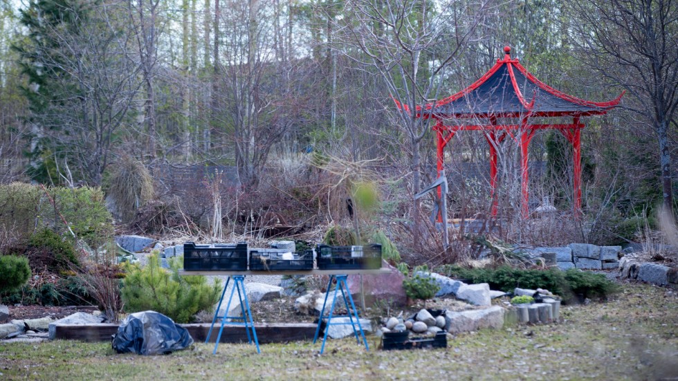 Paviljongen som anställda på parkförvaltningen byggde levererades till Ulrika Bohman förra hösten. Det finns inget avtal och någon faktura har inte kommit. "Jag väntar på räkningen", säger hon.
