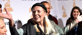 Joni Mitchell hedras på gala