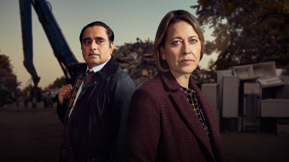 Nicola Walker spelar Cassie Yates och Sanjeev Bhaskar hennes kollega Sunny Khan i "Saknad, aldrig glömd". Pressbild.