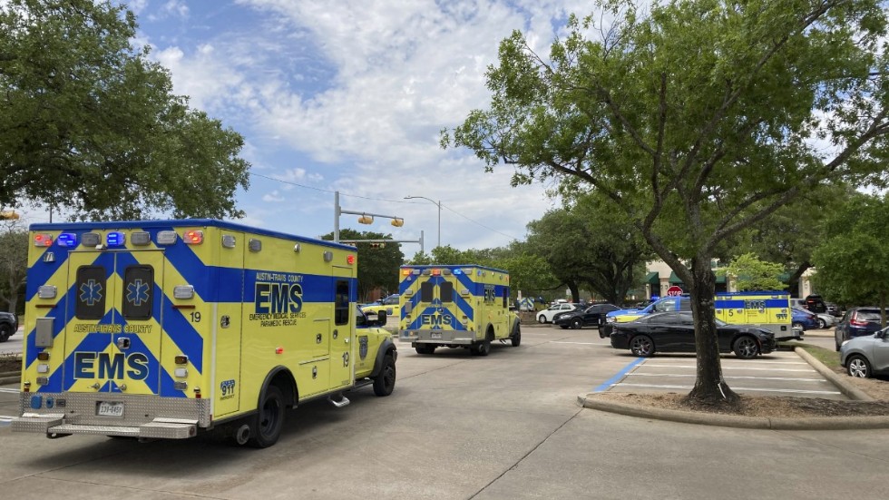 Sjukvårdspersonal vid platsen för skjutningen i Austin i Texas på söndagen. Minst tre vuxna personer är döda efter skottlossningen, enligt myndigheterna.