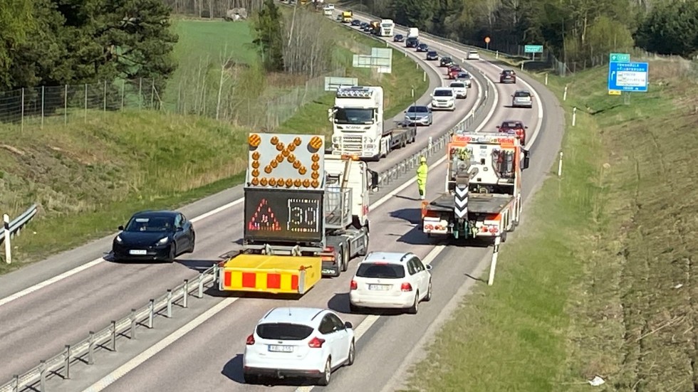 Långa köer uppstod på E 20 under onsdagseftermiddagen när ett slukhål upptäcktes i vägbanan.