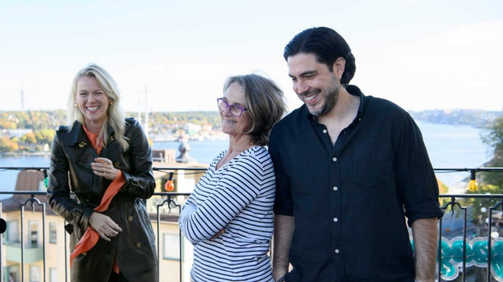 "Suedi"-skådespelarna Agnes Lindström Bolmgren och Suzanne Reuter tillsammans med regissören Manuel Concha.