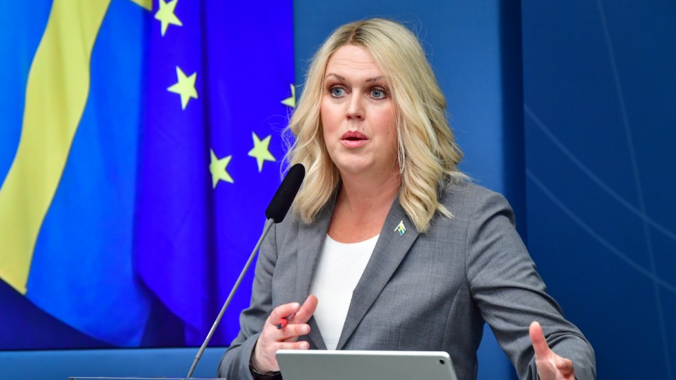 Lena Hallengren (S), socialminister.