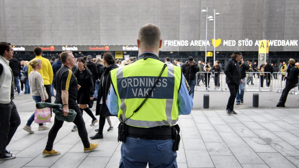 Ordningsvakter ska få utökade befogenheter, föreslår regeringen. Det handlar bland annat om att under vissa förutsättningar få visitera gripna personer. Arkivbild.