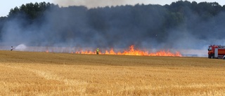 Stor brand på åker utanför Östervåla