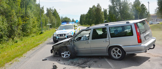 Personbil i krock med lastbil i centrala Boden