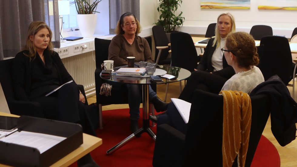 Moderaterna Charlotte Widegren, Caroline Unéus och Josefin Arvidsson i samtal med MVT:s Lina Handberg.