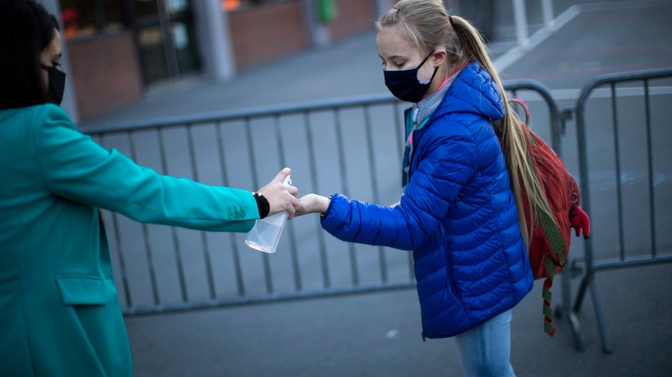 Munskydd och handsprit har blivit vardagsmat för belgiska skolelever under det senaste året. Arkivfoto.